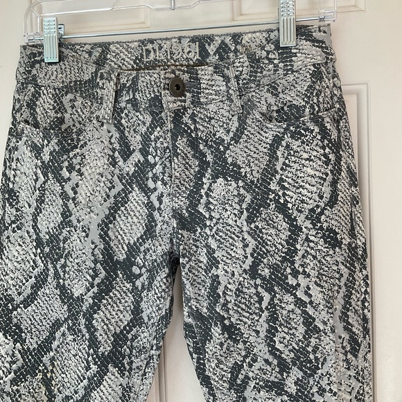 DL1961 Emma Legging Jean's Jagger New Snake Print, Grey and White, Sz 26 - Picture 8 of 15